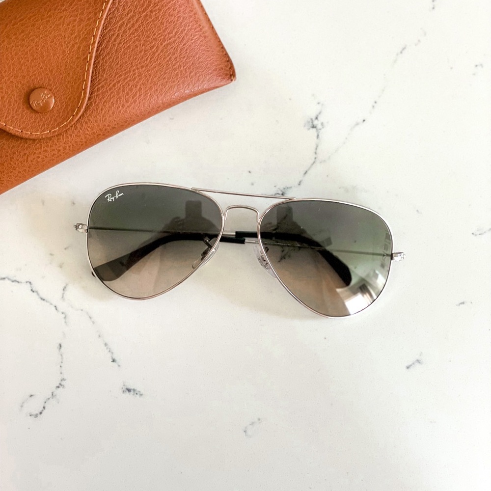 Authentic  Ray-Ban Aviator Large Metal Sunglasses